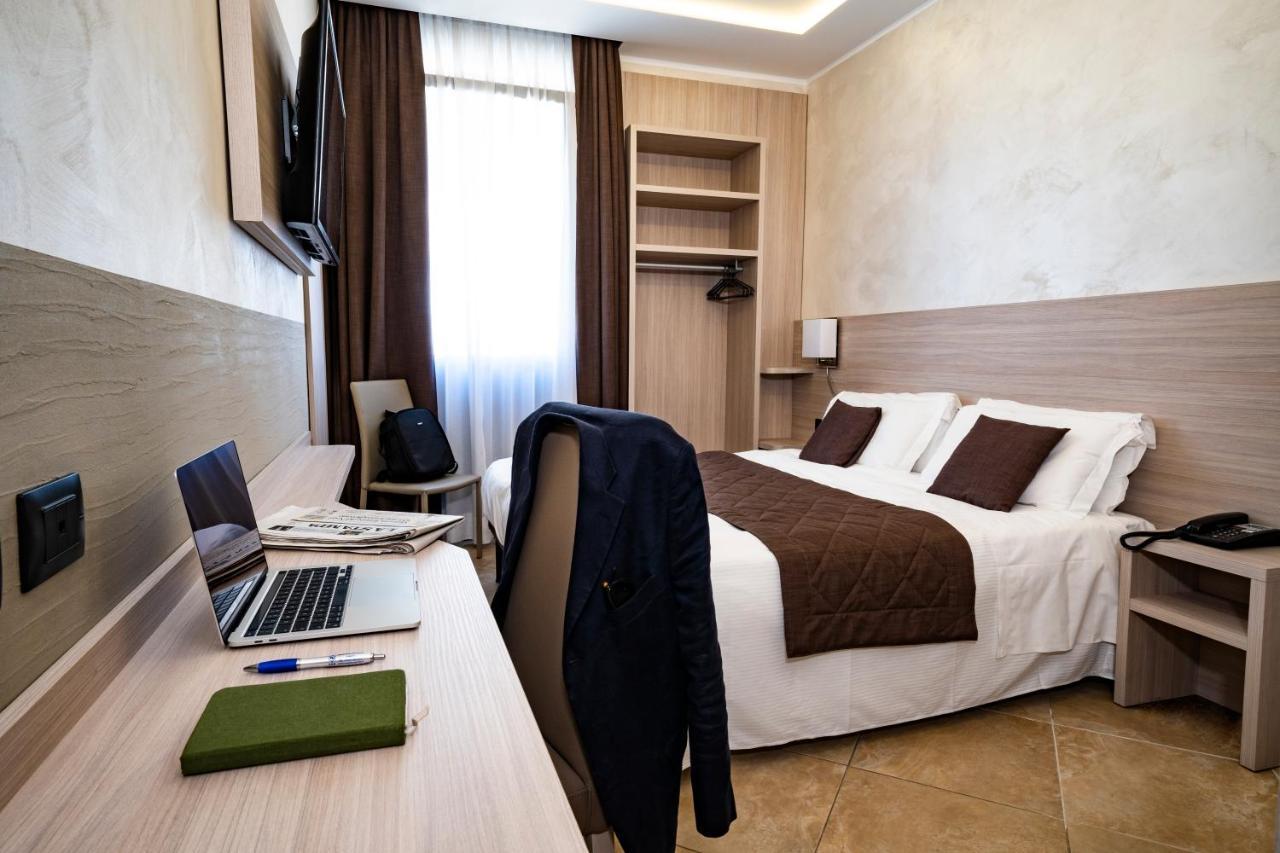 Hotel Plaza Torino Esterno foto